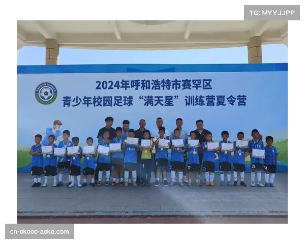 斯特林亲自指导小学生足球训练营 积极参与公益事业